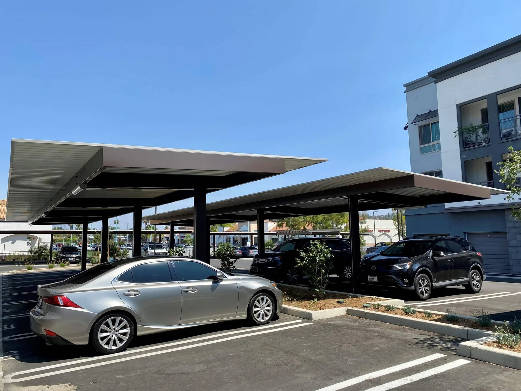 Persea Apartments: carports